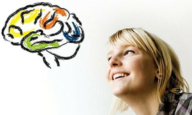 Schaltfläche zum Brain Day Archiv des SFB 874. Fotocollage aus  einem gezeichneten Gehirn und dem Kopf einen Frau, die das Gehirn anschaut und lächelt. 